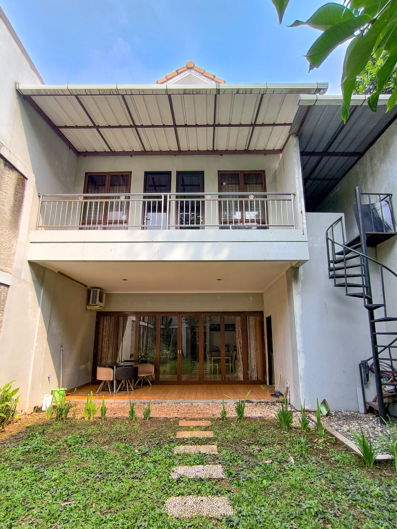 Rumah sudah renov dengan balkon di Discovery Bintaro Jaya