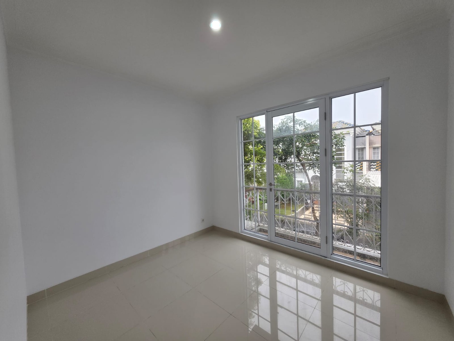 Rumah Baru Siap Huni Asri di Cluster Alicante, Jl Alicante, Serpong Tangerang Selatan