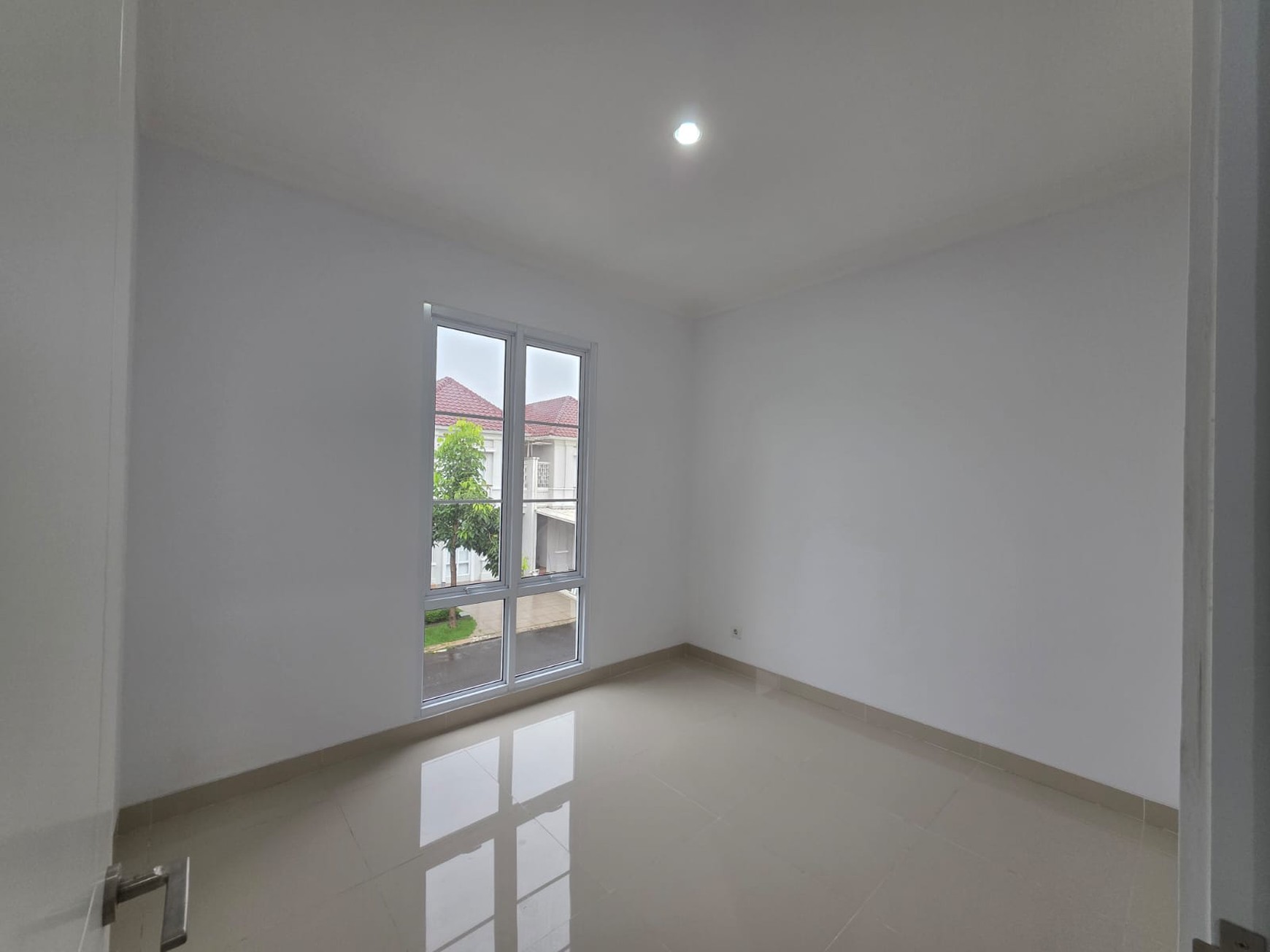 Rumah Baru Siap Huni Asri di Cluster Alicante, Jl Alicante, Serpong Tangerang Selatan