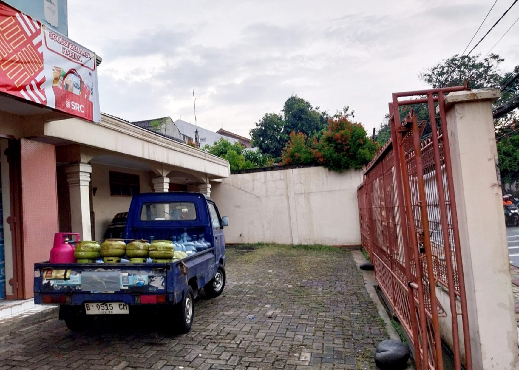 Dijual ruang usaha, strategis, Raya Teuku Umar, Karawaci, Kota Tangerang.