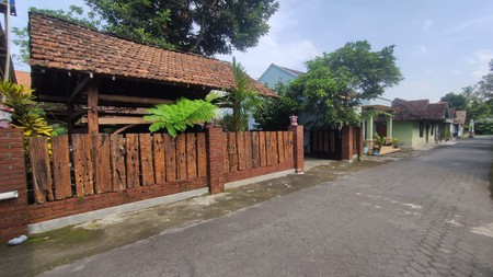 Rumah Klasik Semi Villa Lokasi Jalan Sleman-Turi Donokerto Sleman
