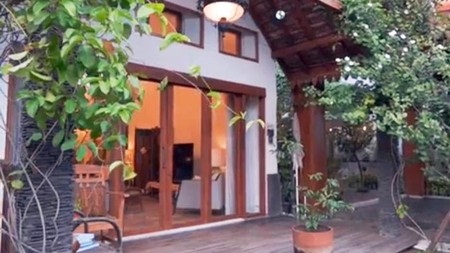 Rumah di Jl. Bedadung Surabaya Pusat dengan nuansa Bali ada kolam renang dan halaman luas yang asri dan nyaman untuk ditinggali