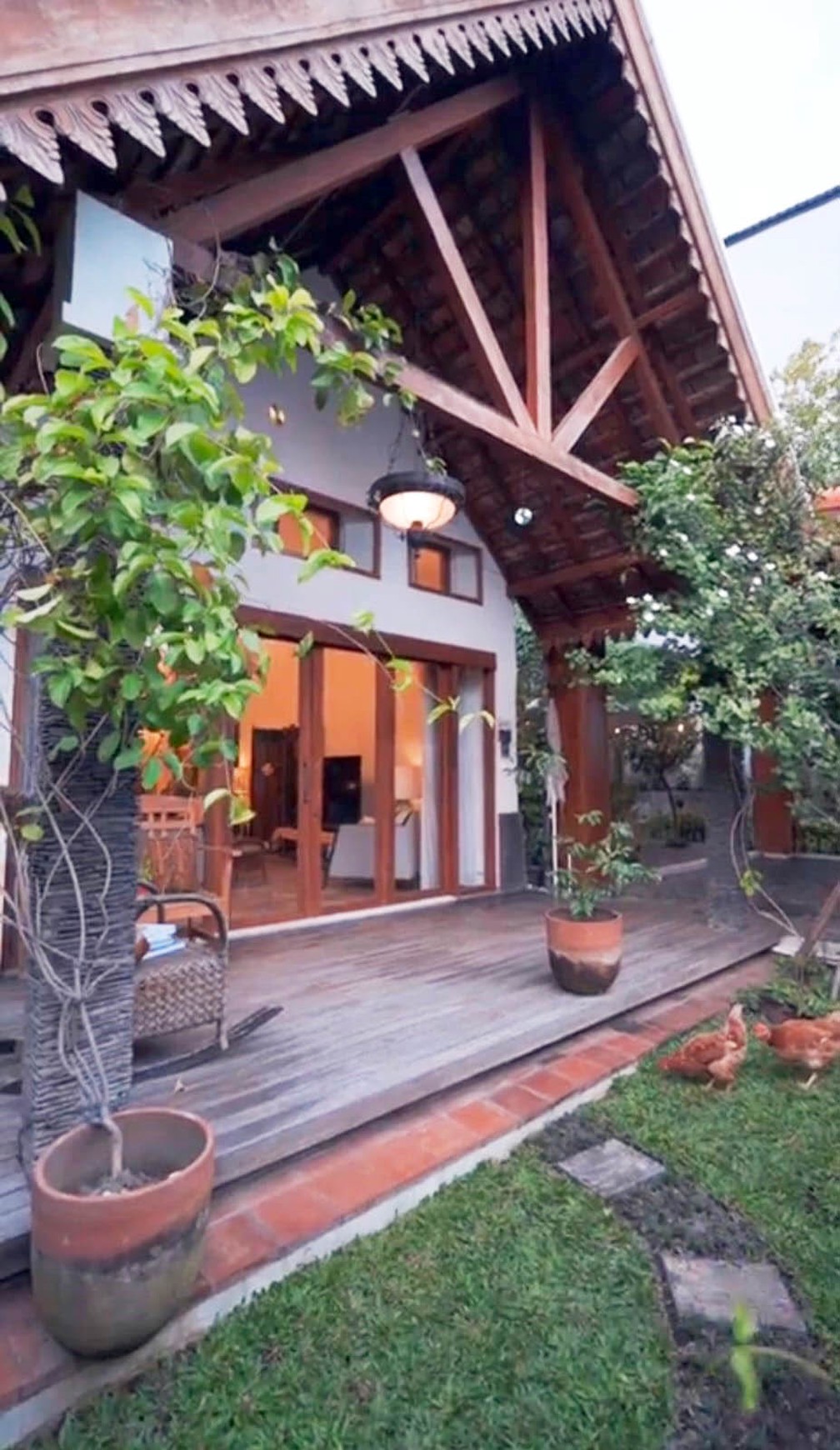 Rumah di Jl. Bedadung Surabaya Pusat dengan nuansa Bali ada kolam renang dan halaman luas yang asri dan nyaman untuk ditinggali