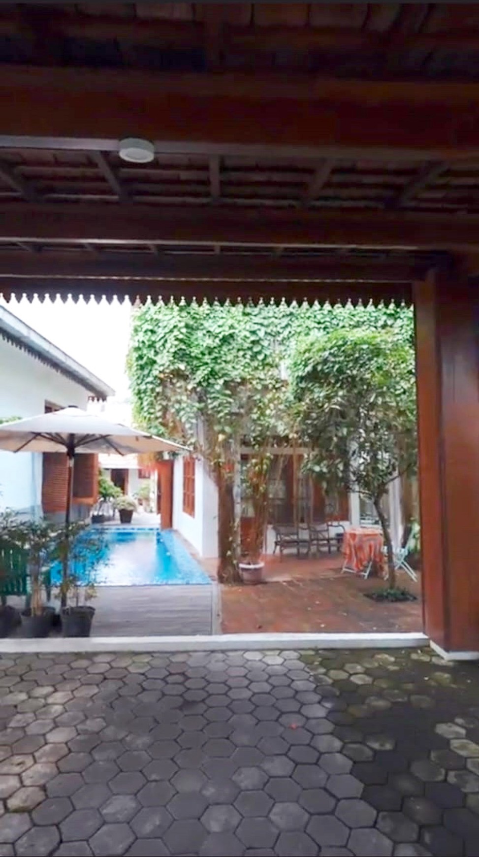 Rumah di Jl. Bedadung Surabaya Pusat dengan nuansa Bali ada kolam renang dan halaman luas yang asri dan nyaman untuk ditinggali