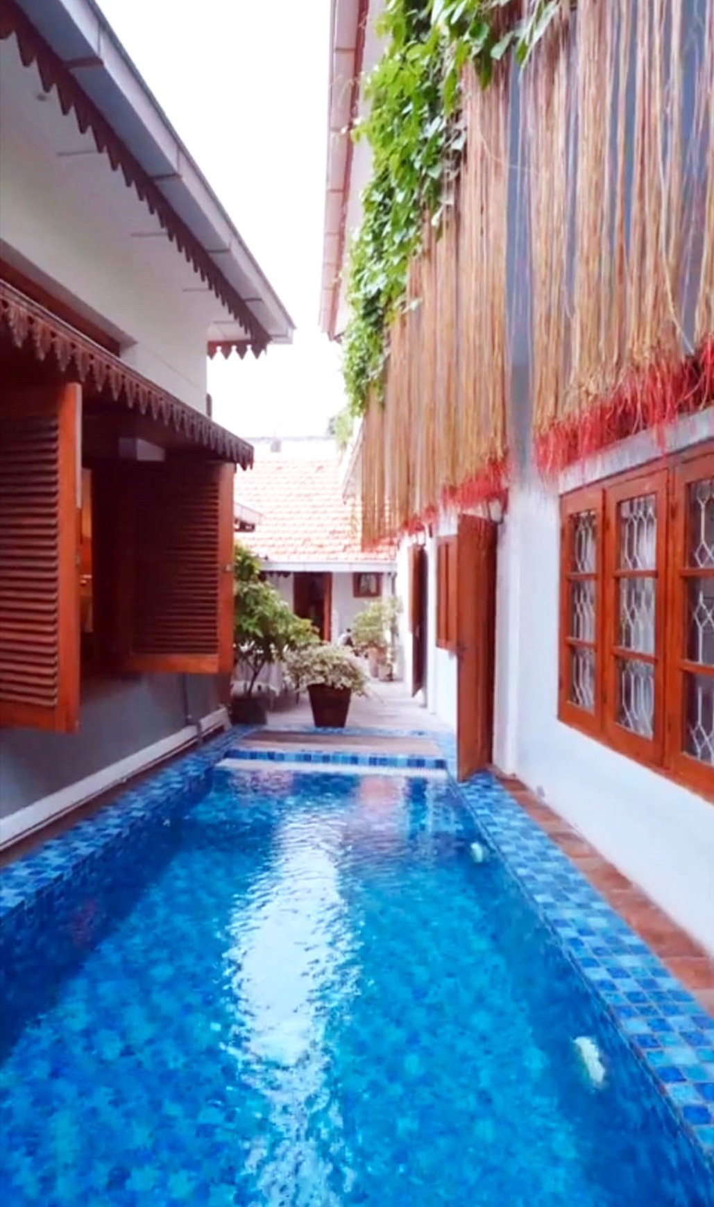 Rumah di Jl. Bedadung Surabaya Pusat dengan nuansa Bali ada kolam renang dan halaman luas yang asri dan nyaman untuk ditinggali