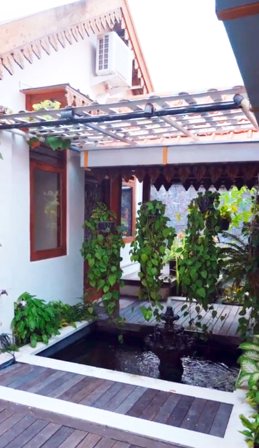 Rumah di Jl. Bedadung Surabaya Pusat dengan nuansa Bali ada kolam renang dan halaman luas yang asri dan nyaman untuk ditinggali