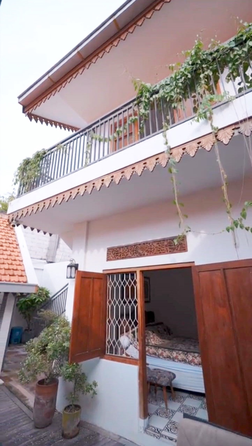 Rumah di Jl. Bedadung Surabaya Pusat dengan nuansa Bali ada kolam renang dan halaman luas yang asri dan nyaman untuk ditinggali