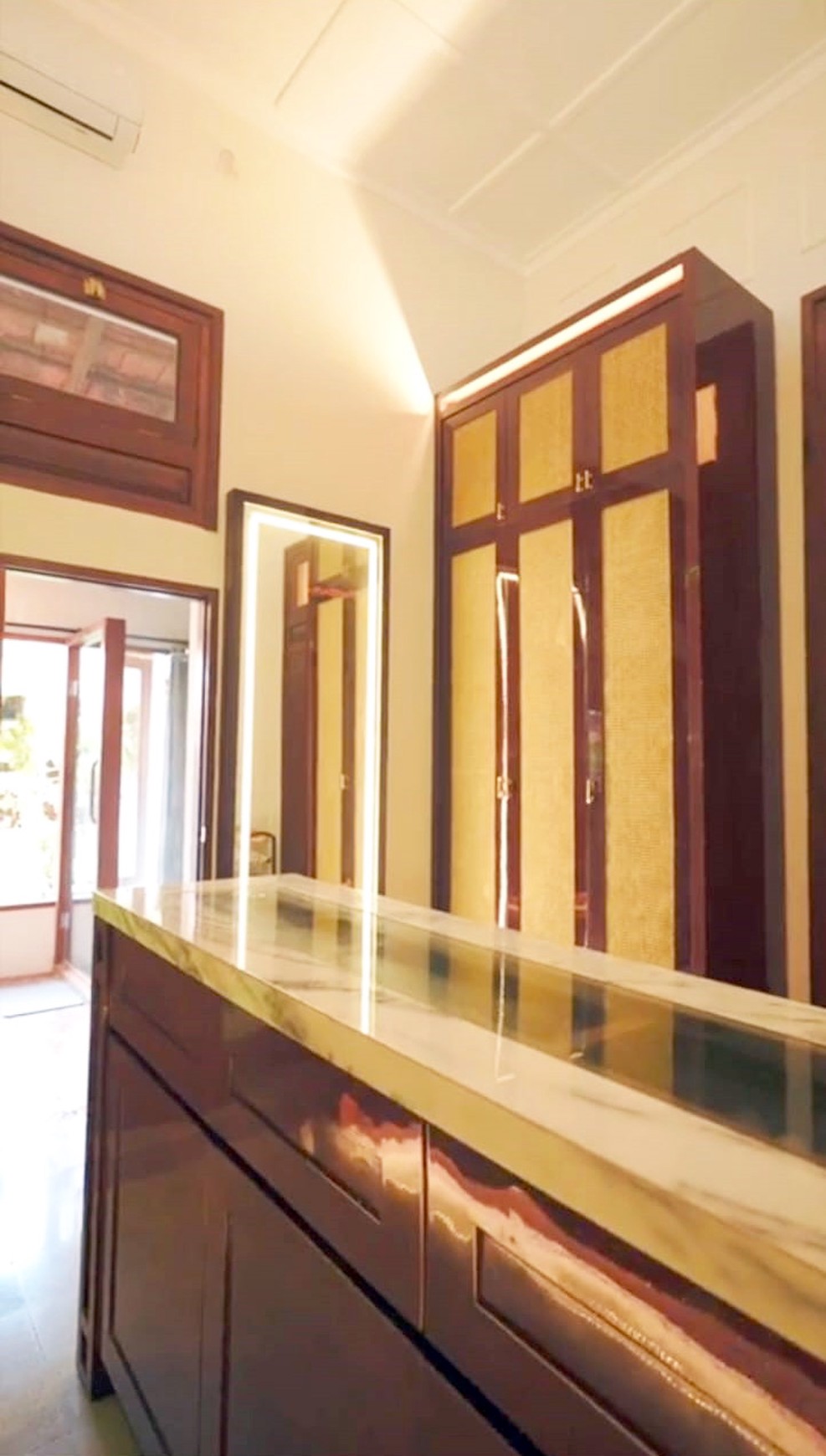 Rumah di Jl. Bedadung Surabaya Pusat dengan nuansa Bali ada kolam renang dan halaman luas yang asri dan nyaman untuk ditinggali