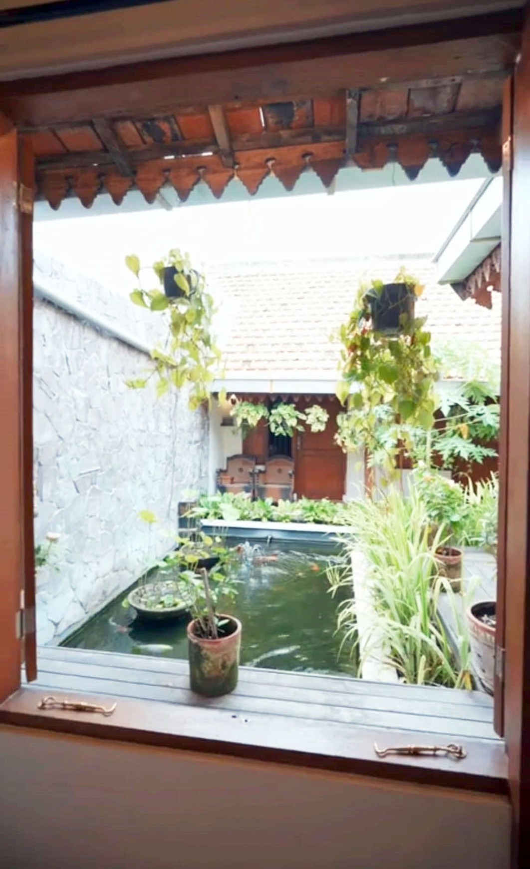 Rumah di Jl. Bedadung Surabaya Pusat dengan nuansa Bali ada kolam renang dan halaman luas yang asri dan nyaman untuk ditinggali