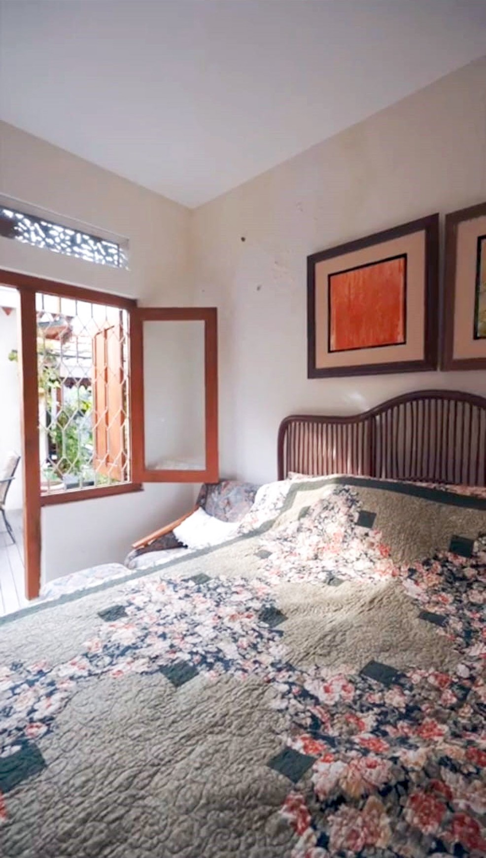 Rumah di Jl. Bedadung Surabaya Pusat dengan nuansa Bali ada kolam renang dan halaman luas yang asri dan nyaman untuk ditinggali