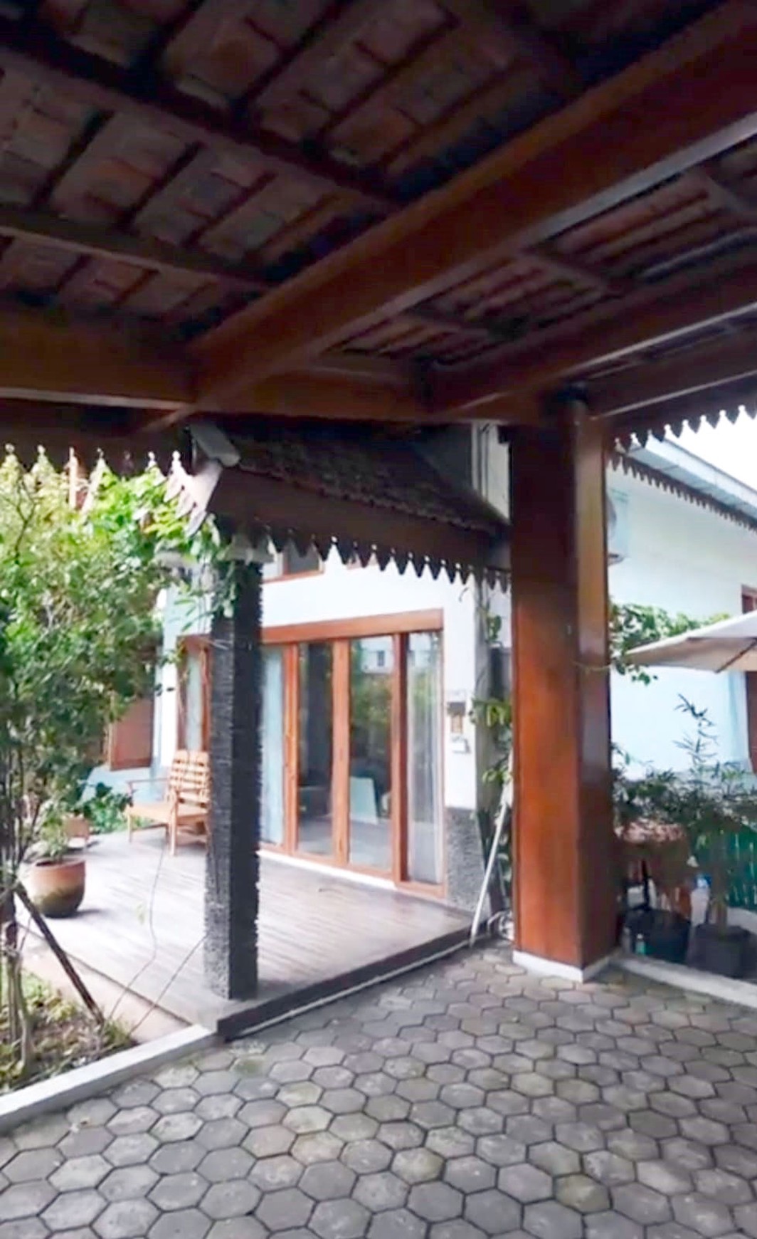 Rumah di Jl. Bedadung Surabaya Pusat dengan nuansa Bali ada kolam renang dan halaman luas yang asri dan nyaman untuk ditinggali