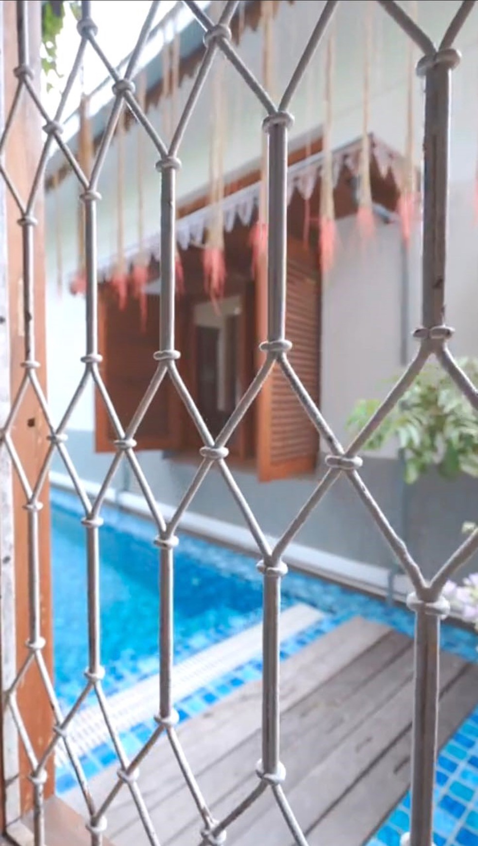 Rumah di Jl. Bedadung Surabaya Pusat dengan nuansa Bali ada kolam renang dan halaman luas yang asri dan nyaman untuk ditinggali