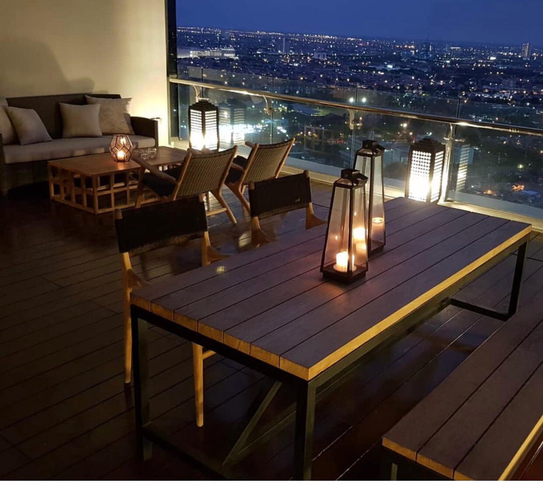 Apartemen SPESIAL Sky DECK + Full Furnished by Valdi + PRIVATE Lift   Apartemen VOILA Surabaya