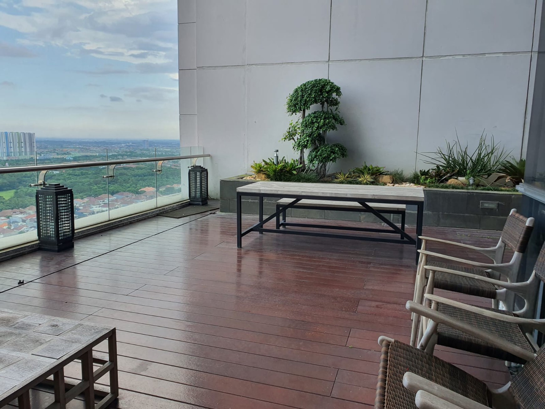 Apartemen SPESIAL Sky DECK + Full Furnished by Valdi + PRIVATE Lift Apartemen VOILA Surabaya