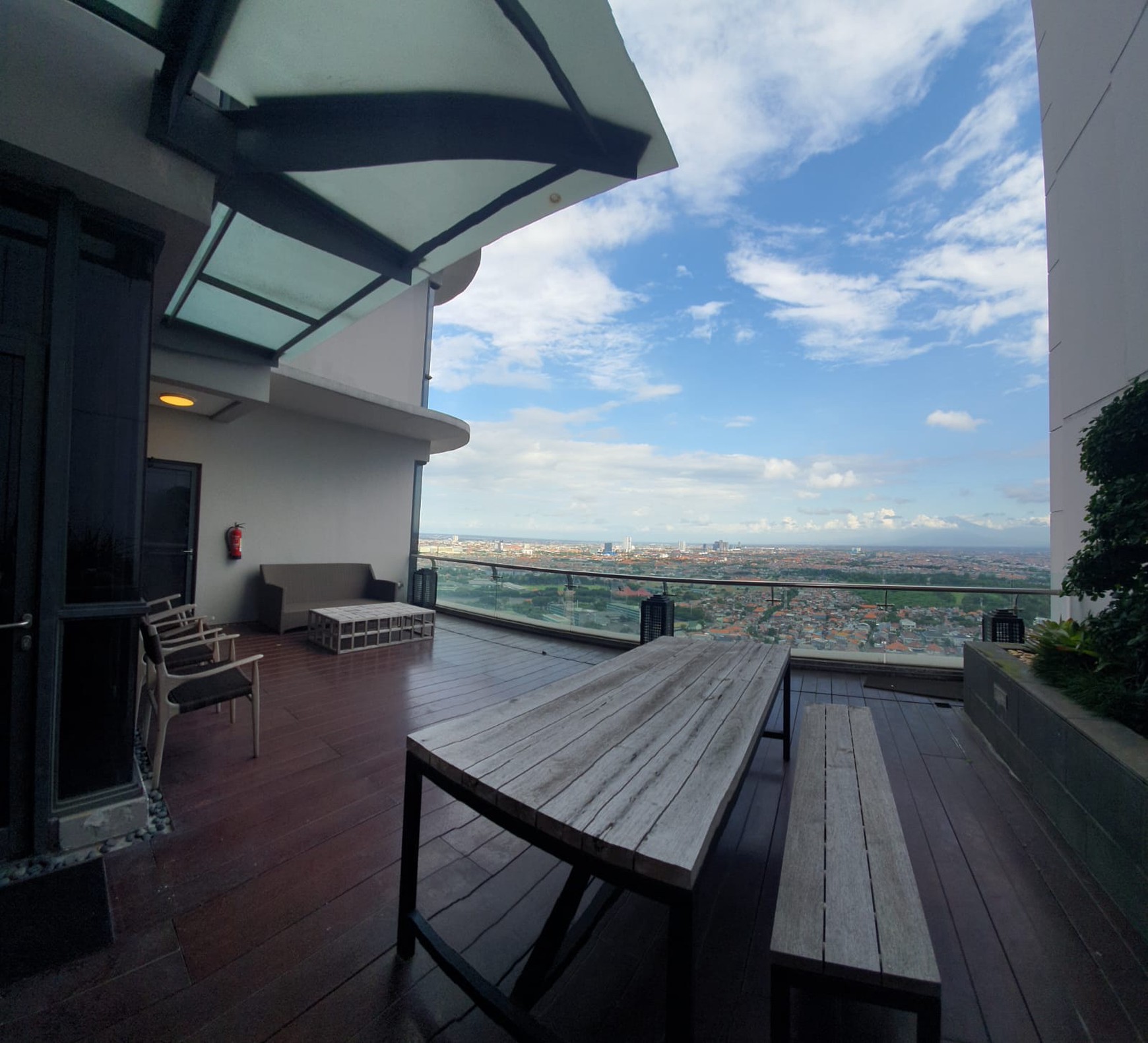 Apartemen SPESIAL Sky DECK + Full Furnished by Valdi + PRIVATE Lift Apartemen VOILA Surabaya