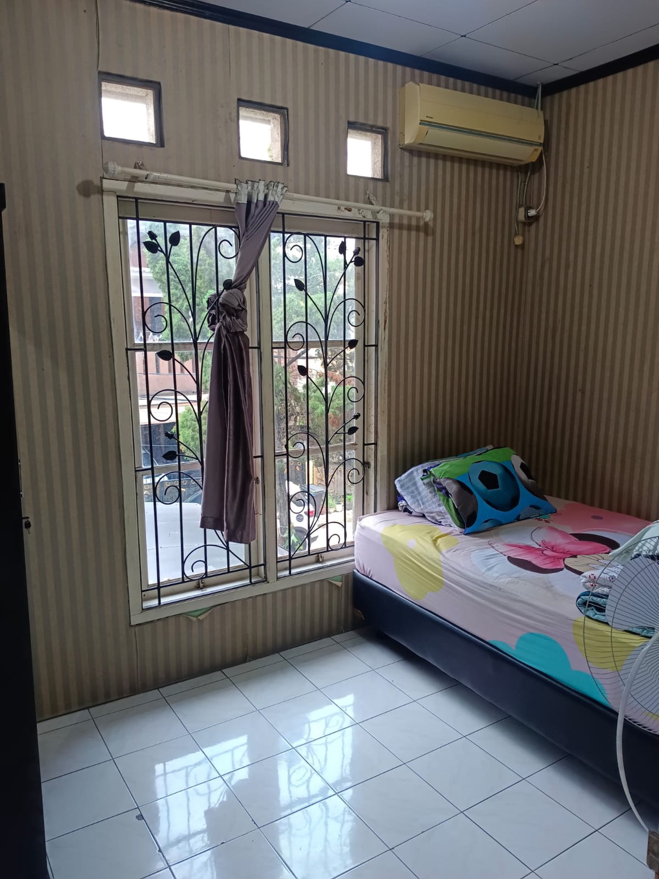 Di Jual Rumah lokasi di Komp Mahkota Simpruk Jl. Mahkota Peninggilan, Ciledug. Tangerang Selatan