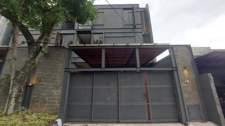 Disewakan Rumah Cantik Semi Furnished 3 Lantai  dengan Konsep Open Space di Lebak Bulus