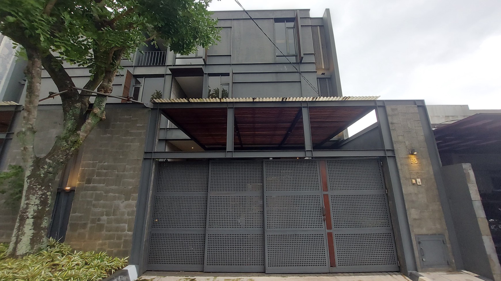 Disewakan Rumah Cantik Semi Furnished 3 Lantai dengan Konsep Open Space di Lebak Bulus