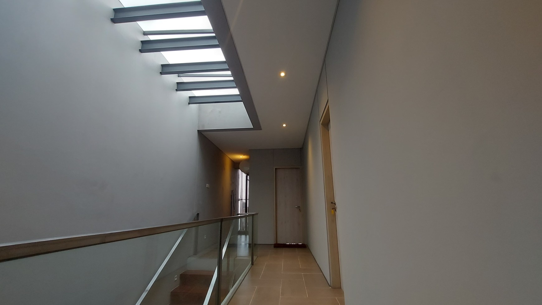Disewakan Rumah Cantik Semi Furnished 3 Lantai dengan Konsep Open Space di Lebak Bulus