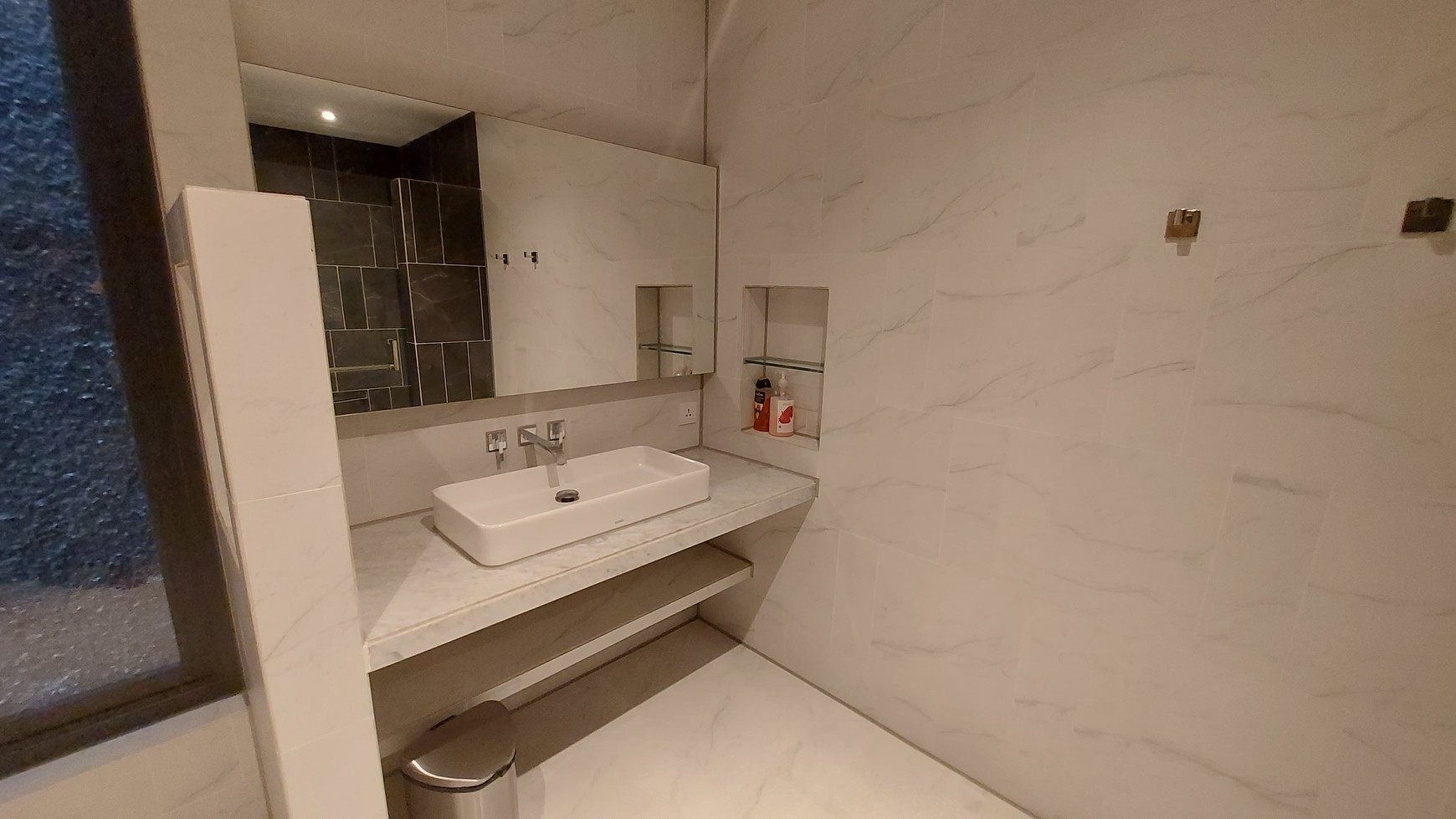 Disewakan Rumah Cantik Semi Furnished 3 Lantai dengan Konsep Open Space di Lebak Bulus