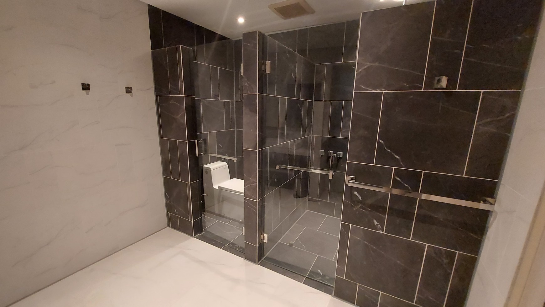 Disewakan Rumah Cantik Semi Furnished 3 Lantai dengan Konsep Open Space di Lebak Bulus