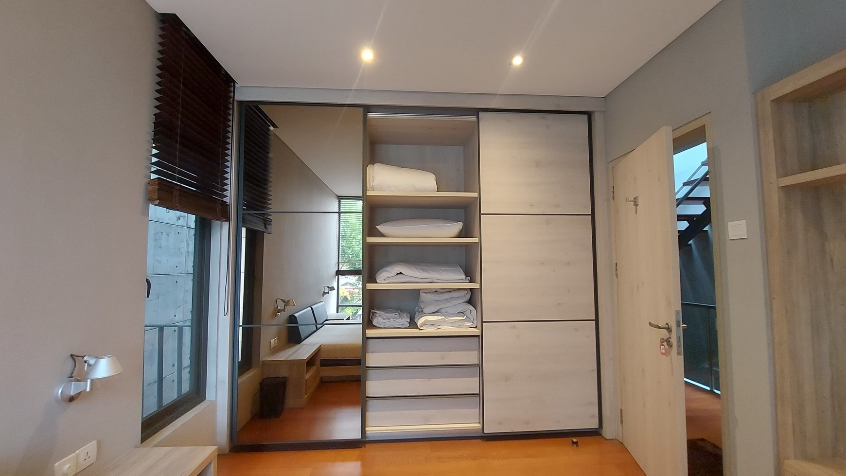 Disewakan Rumah Cantik Semi Furnished 3 Lantai dengan Konsep Open Space di Lebak Bulus