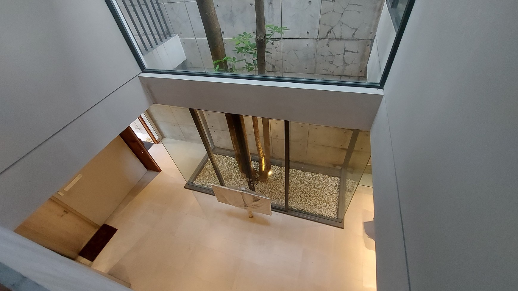 Disewakan Rumah Cantik Semi Furnished 3 Lantai dengan Konsep Open Space di Lebak Bulus