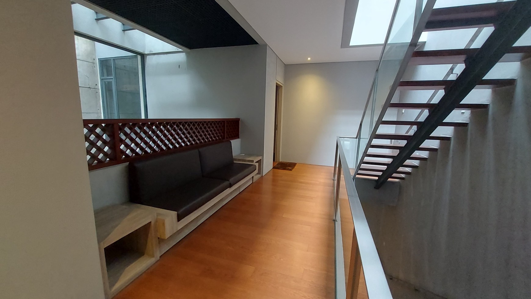 Disewakan Rumah Cantik Semi Furnished 3 Lantai dengan Konsep Open Space di Lebak Bulus