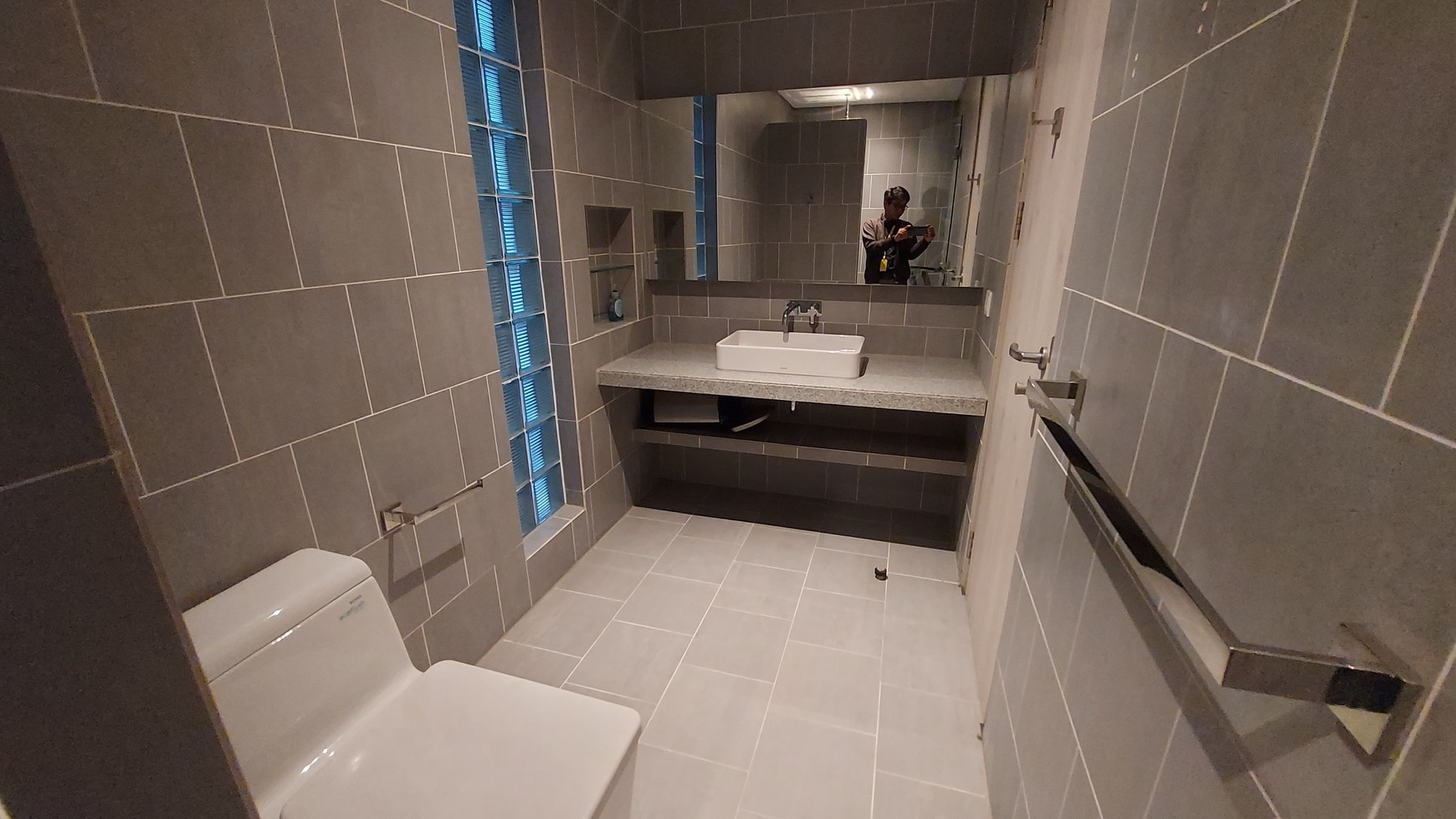 Disewakan Rumah Cantik Semi Furnished 3 Lantai dengan Konsep Open Space di Lebak Bulus