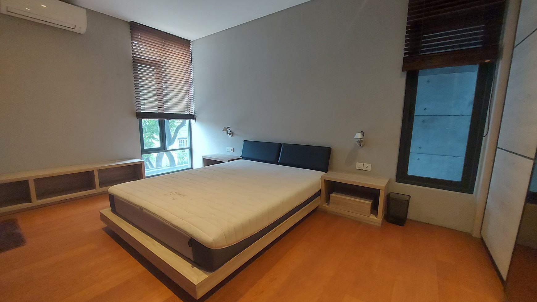 Disewakan Rumah Cantik Semi Furnished 3 Lantai dengan Konsep Open Space di Lebak Bulus