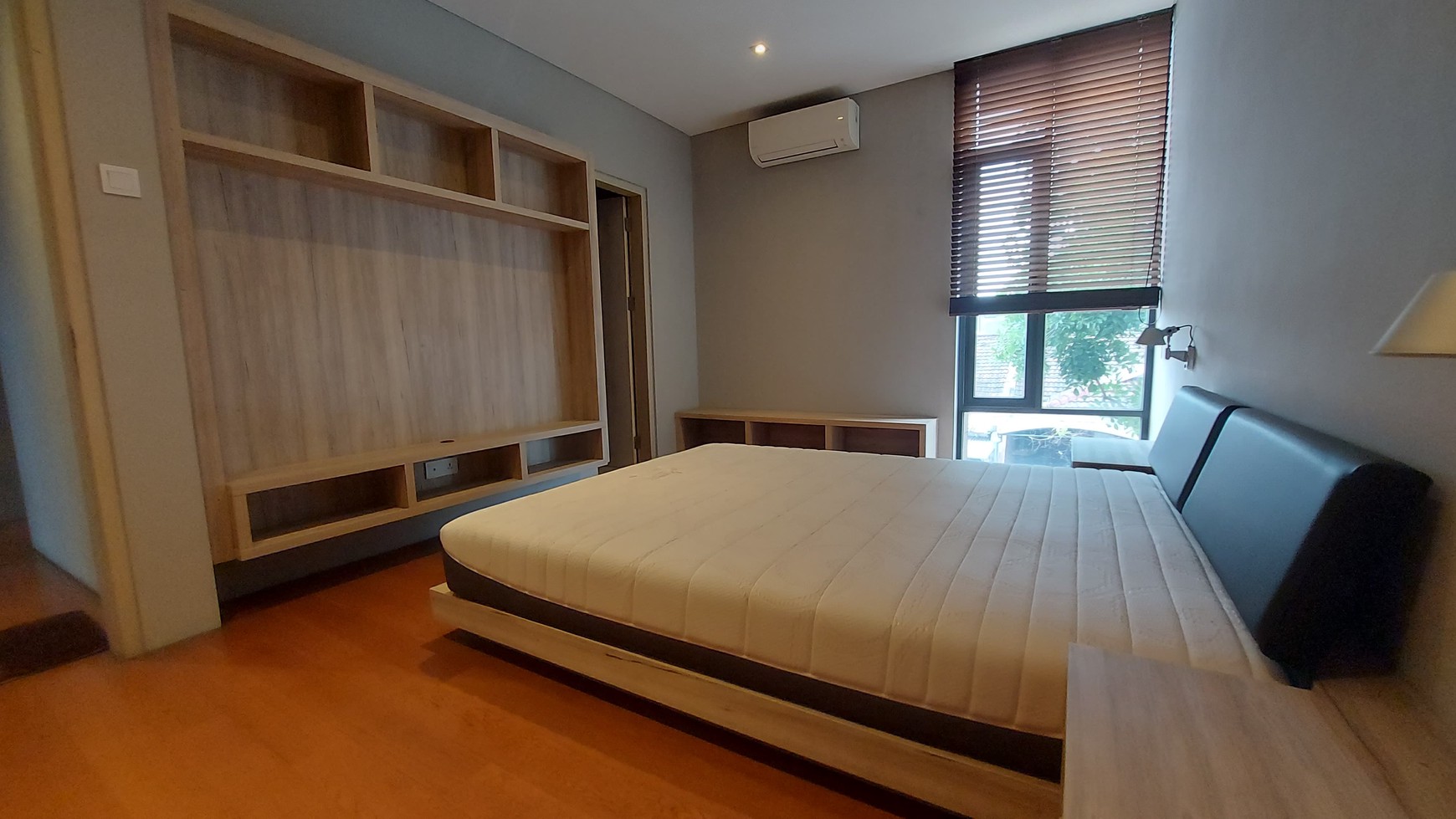 Disewakan Rumah Cantik Semi Furnished 3 Lantai dengan Konsep Open Space di Lebak Bulus