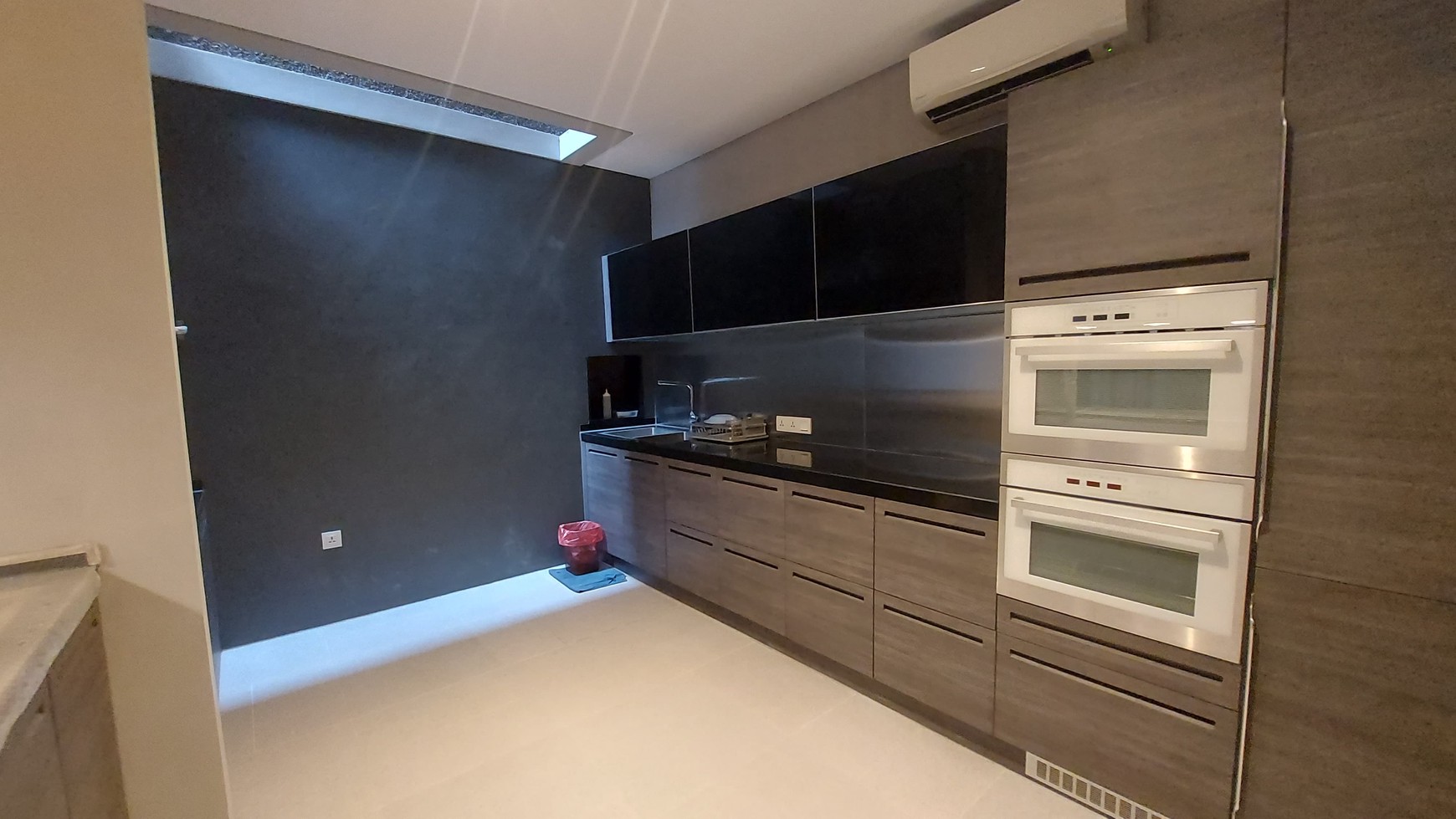 Disewakan Rumah Cantik Semi Furnished 3 Lantai dengan Konsep Open Space di Lebak Bulus