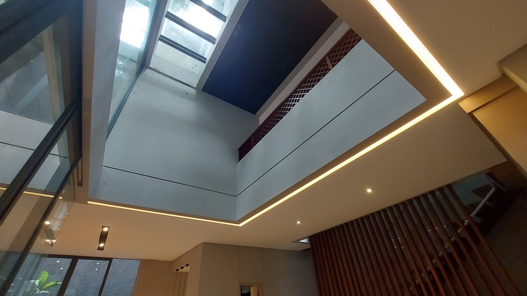 Disewakan Rumah Cantik Semi Furnished 3 Lantai dengan Konsep Open Space di Lebak Bulus