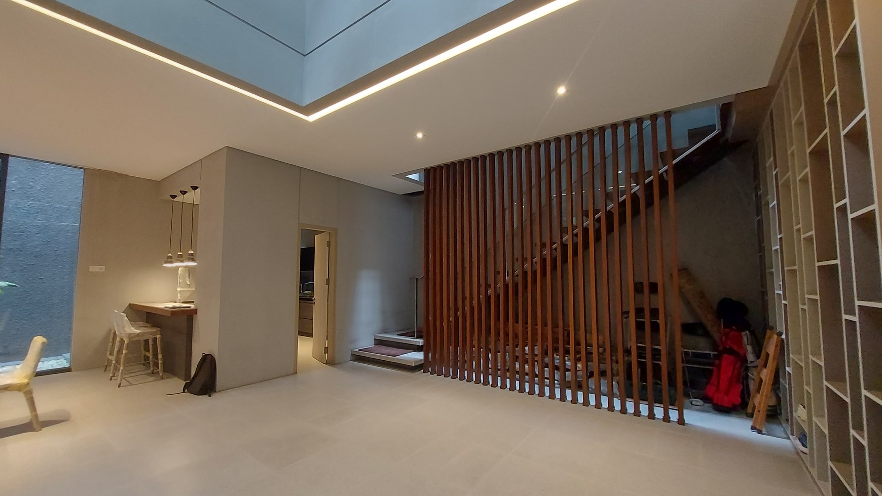 Disewakan Rumah Cantik Semi Furnished 3 Lantai dengan Konsep Open Space di Lebak Bulus