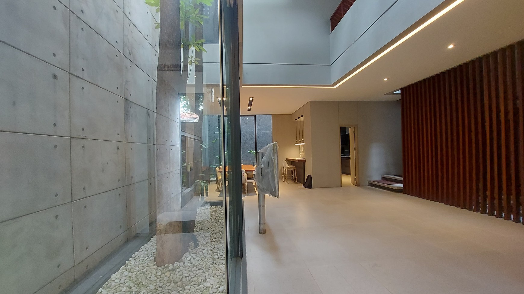 Disewakan Rumah Cantik Semi Furnished 3 Lantai dengan Konsep Open Space di Lebak Bulus