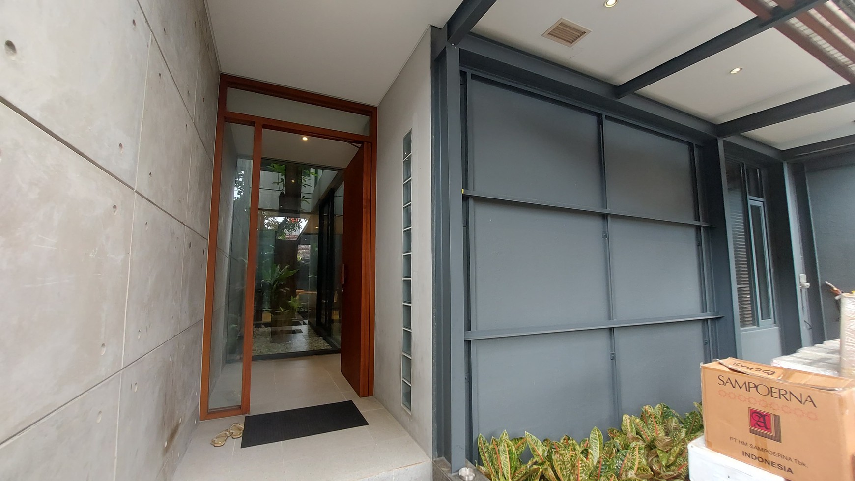 Disewakan Rumah Cantik Semi Furnished 3 Lantai dengan Konsep Open Space di Lebak Bulus