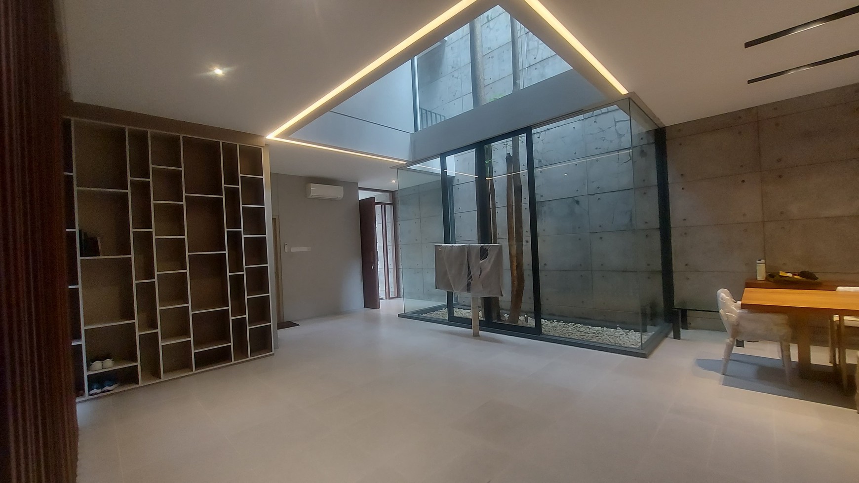 Disewakan Rumah Cantik Semi Furnished 3 Lantai dengan Konsep Open Space di Lebak Bulus