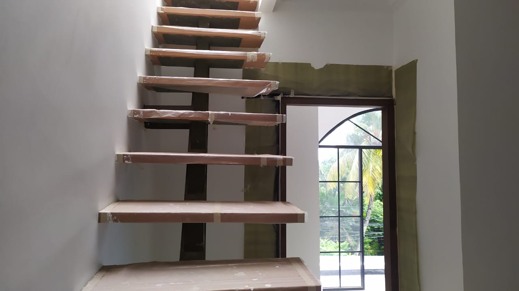 Dijual Rumah Baru Townhouse Lokasi yang sangat strategis di Lebak Bulus