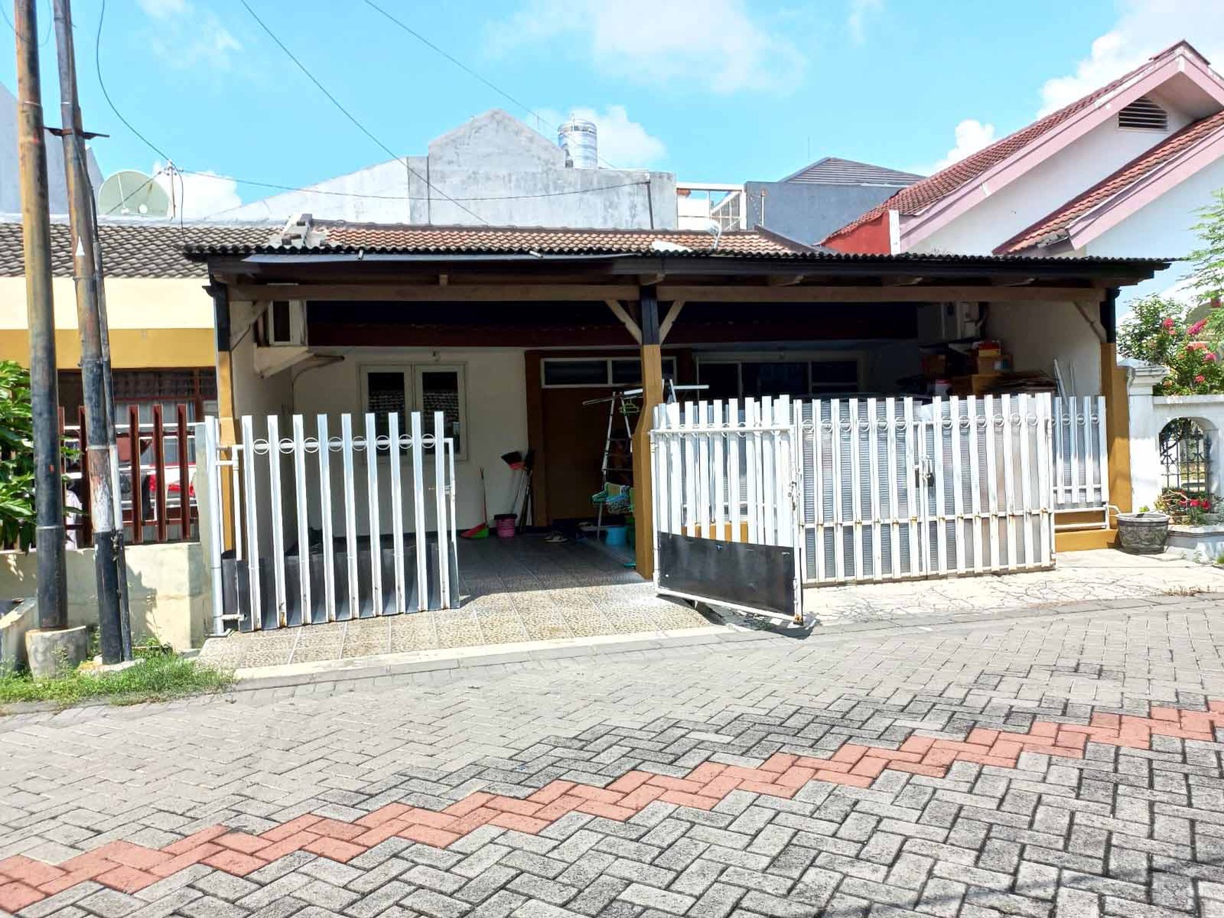 Rumah di Manyar Jaya Surabaya Timur, Bagus + Terawat, Row Jalan Lebar