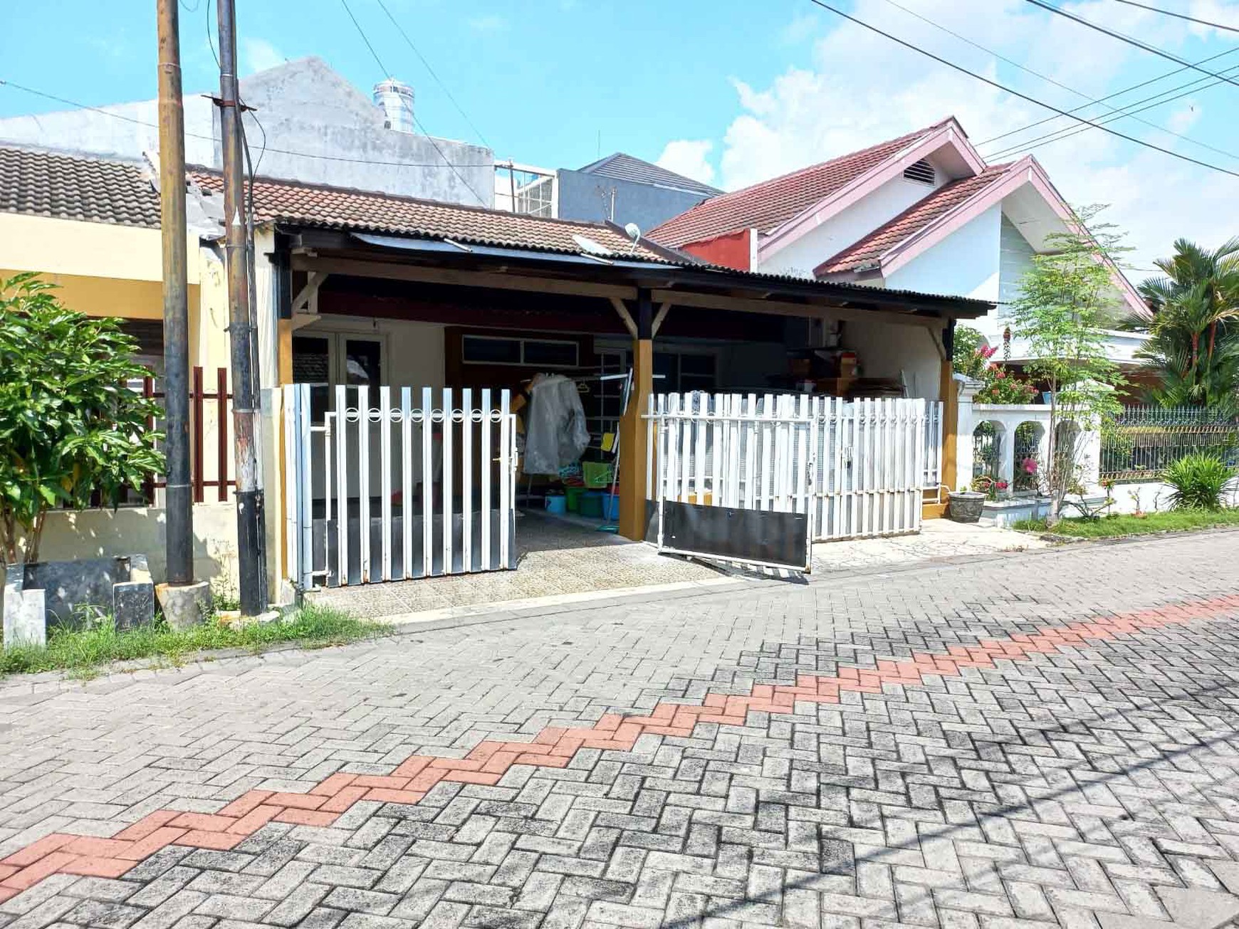 Rumah di Manyar Jaya Surabaya Timur, Bagus + Terawat, Row Jalan Lebar