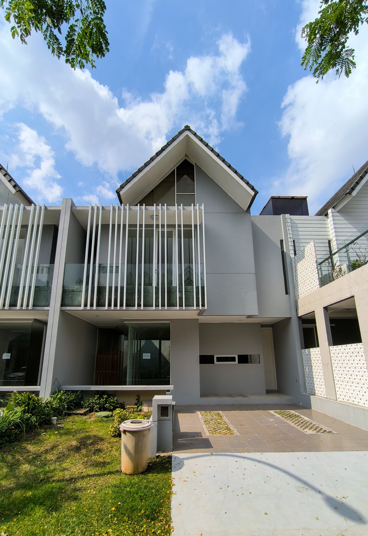 Rumah Bagus Di Discovery Eola Bintaro Jaya Sektor 9