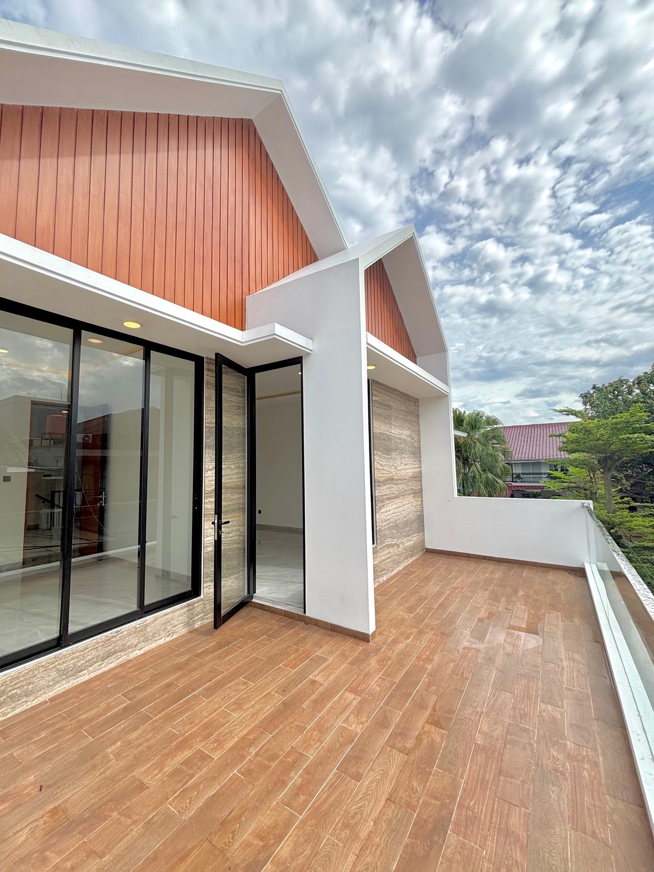 Brand New House 3 Lantai Pondok Indah Jakarta Selatan ada swim pool