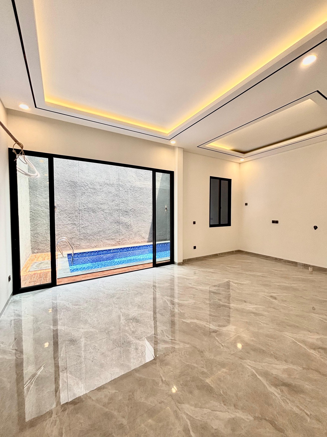 Brand New House 3 Lantai Pondok Indah Jakarta Selatan ada swim pool