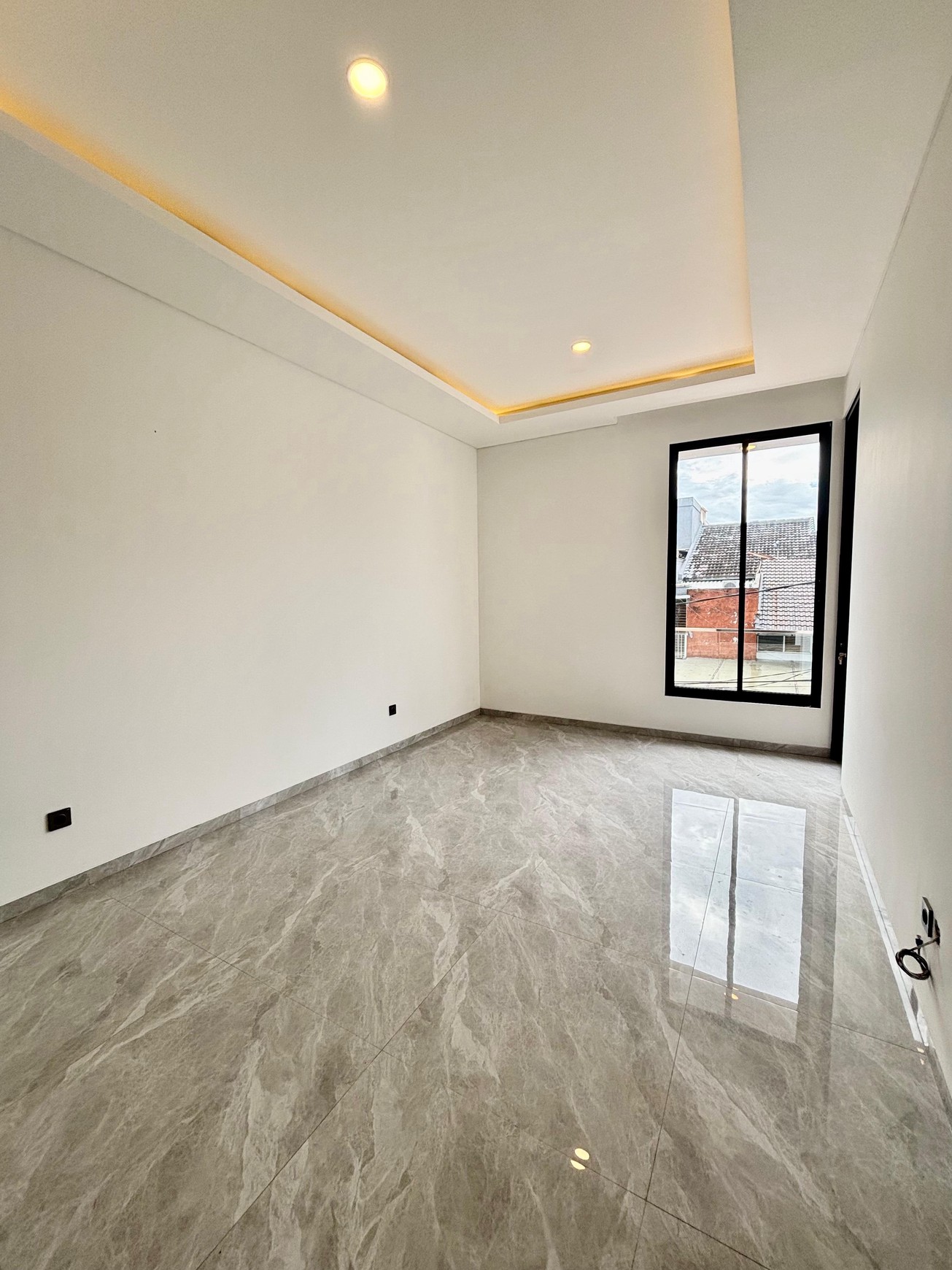 Brand New House 3 Lantai Pondok Indah Jakarta Selatan ada swim pool