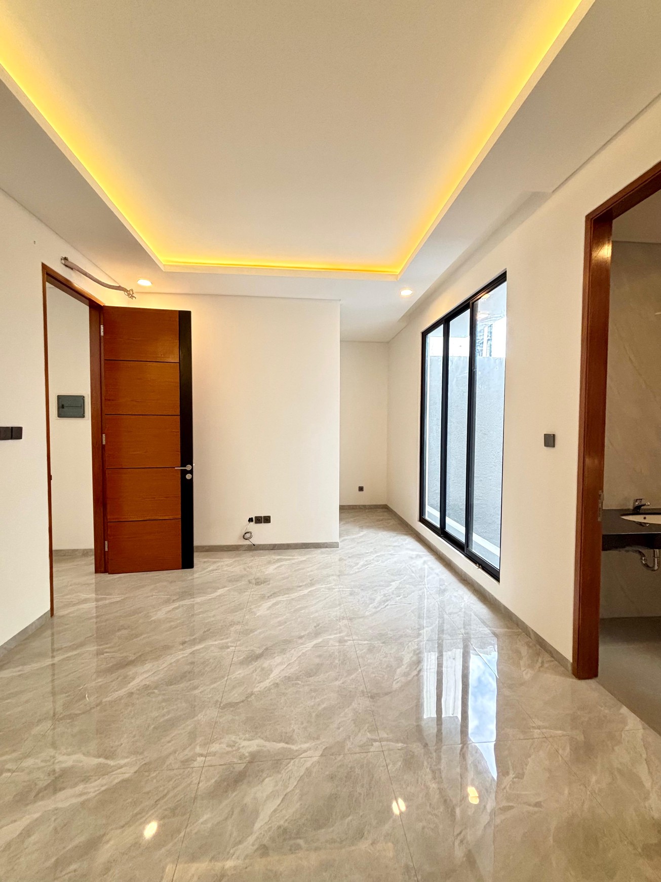 Brand New House 3 Lantai Pondok Indah Jakarta Selatan ada swim pool