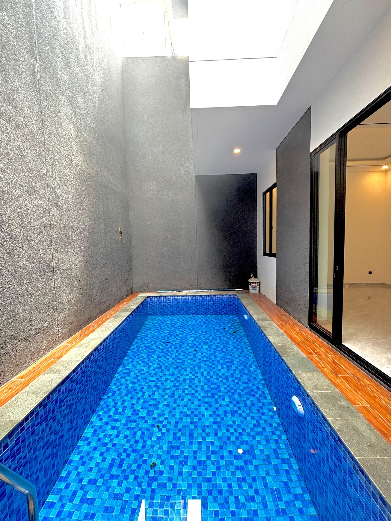 Brand New House 3 Lantai Pondok Indah Jakarta Selatan ada swim pool