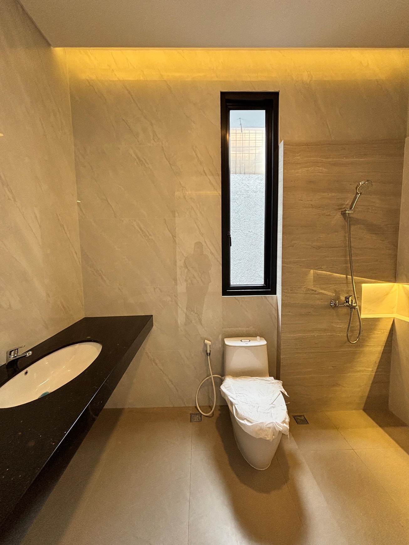 Brand New House 3 Lantai Pondok Indah Jakarta Selatan ada swim pool