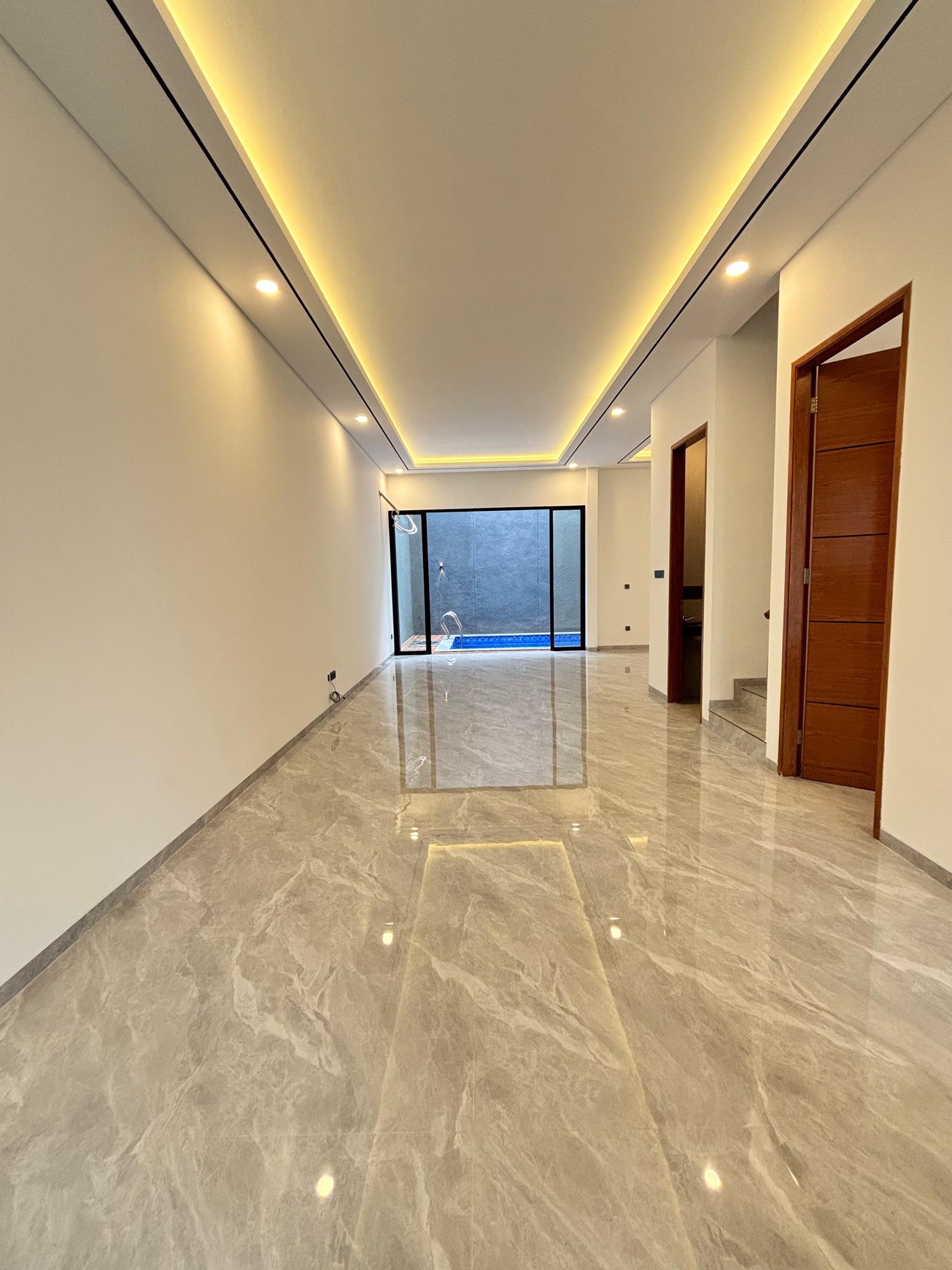 Brand New House 3 Lantai Pondok Indah Jakarta Selatan ada swim pool