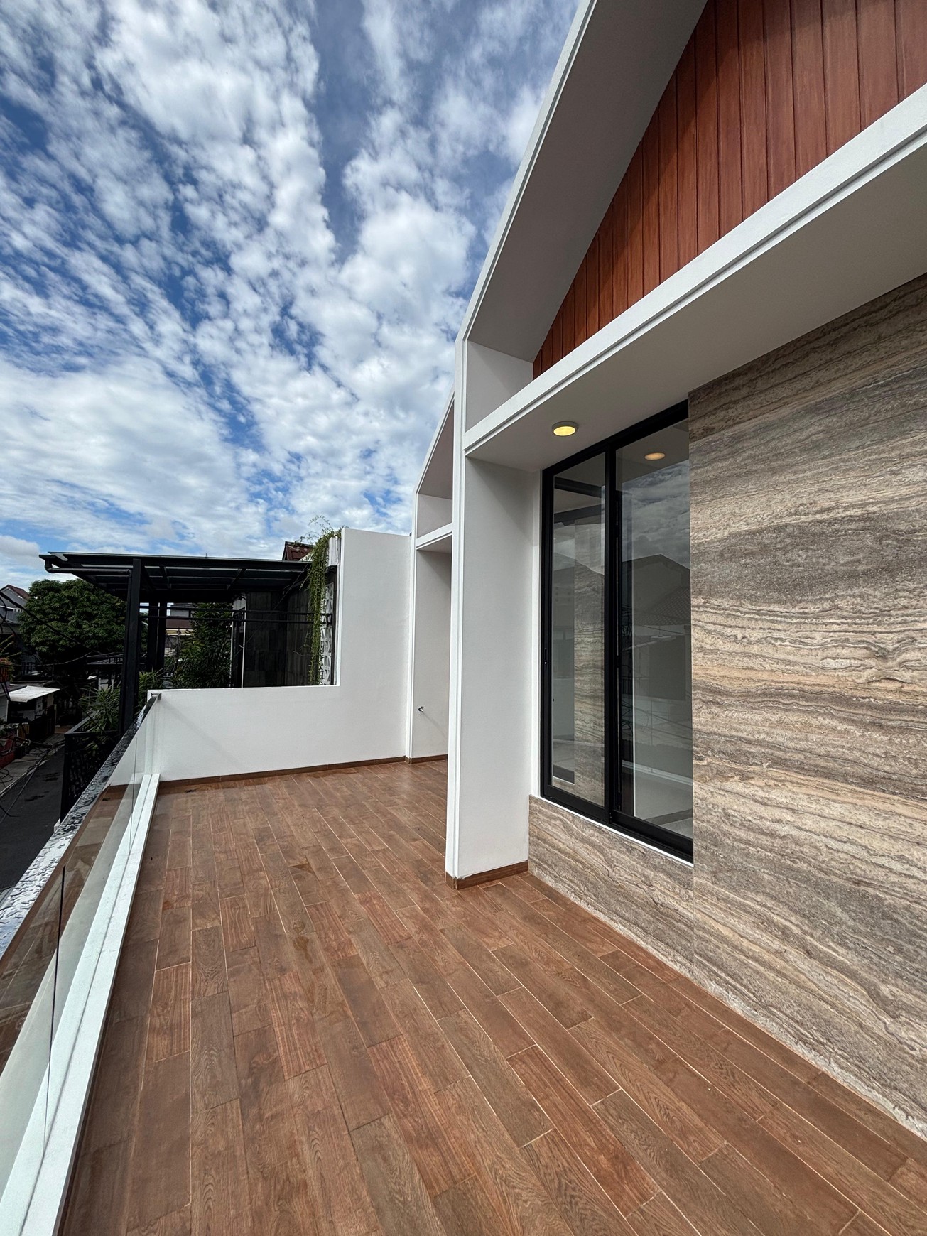 Brand New House 3 Lantai Pondok Indah Jakarta Selatan ada swim pool
