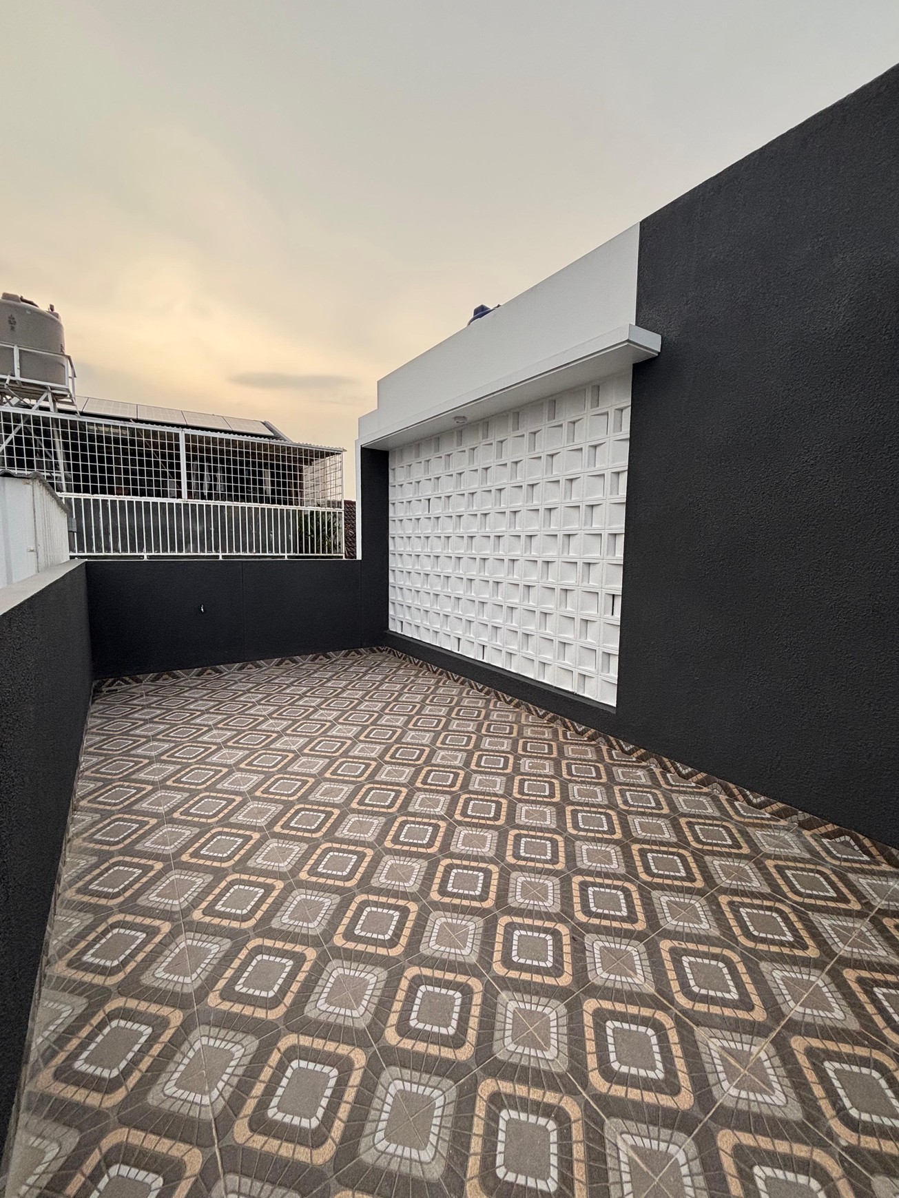 Brand New House 3 Lantai Pondok Indah Jakarta Selatan ada swim pool